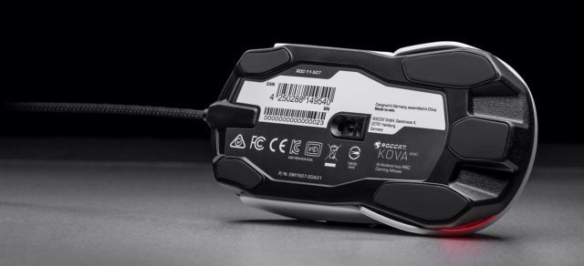 Unter Seite der Roccat Kova AIMO mit vielen Gleitpads.