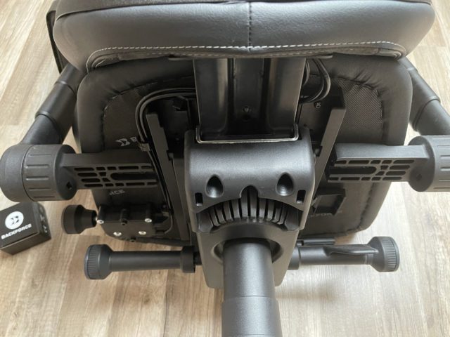 Die Unterseite des Backforce One Plus mit vielen Hebeln und Einstellungs-Drehknäufen