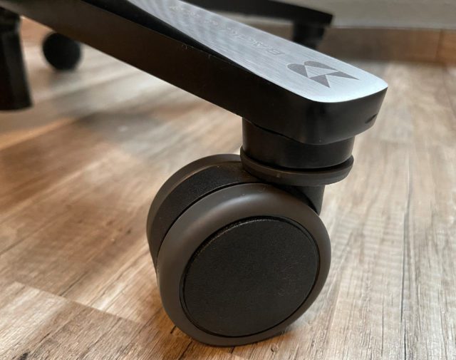 Die großen 65mm Rollen am Backforce One Plus